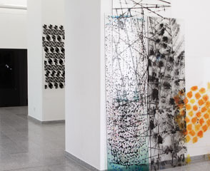 Claudia Thorban, Farn, 2010, Digitaldruck auf Acrylglas, Installation im Staatsarchiv Ludwigsburg