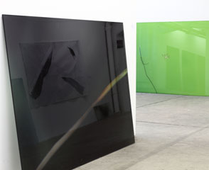 Claudia Thorban, Wiese, 2017, Digitaldruck auf Acrylglas, Installation in der Galerie Schacher